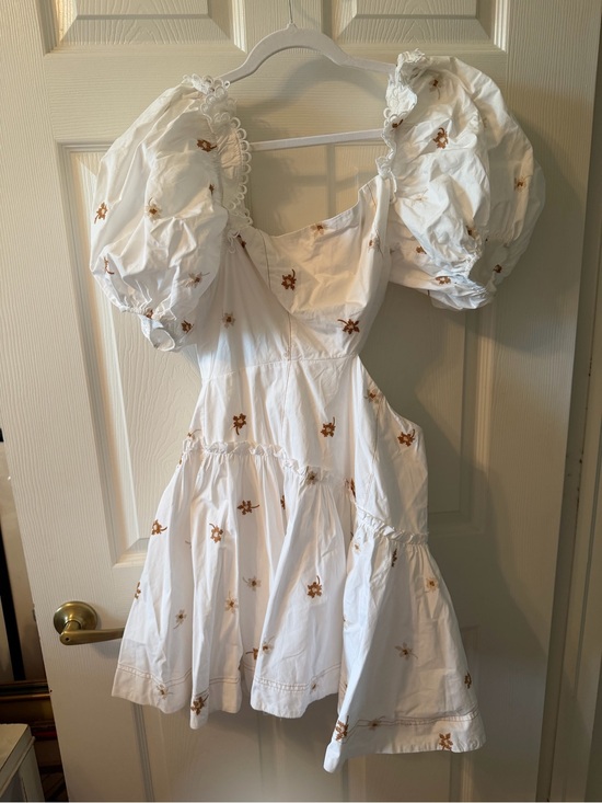 En Saison Dresses & Skirts - En Saison White Ruffled Dress with Tag Detail